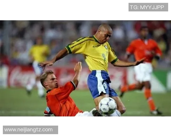 克鲁伊维特与巴西足球传奇对决的历史回顾与精彩瞬间分析 克鲁伊维特与巴西足球传奇对决的历史回顾与精彩瞬间分析